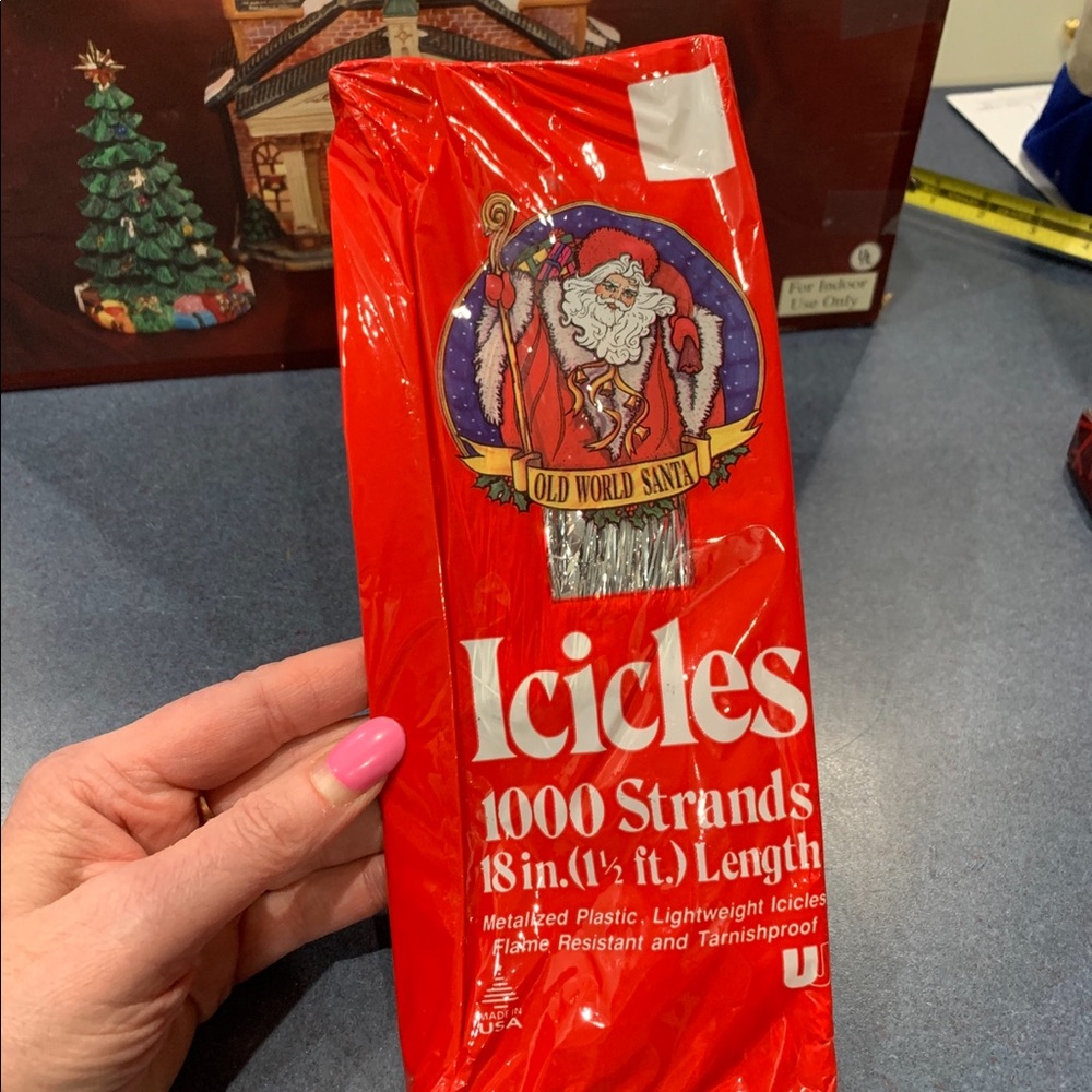 Tinsel , Old World Santa Silver 18” Lg Icicles Tinsel 1000